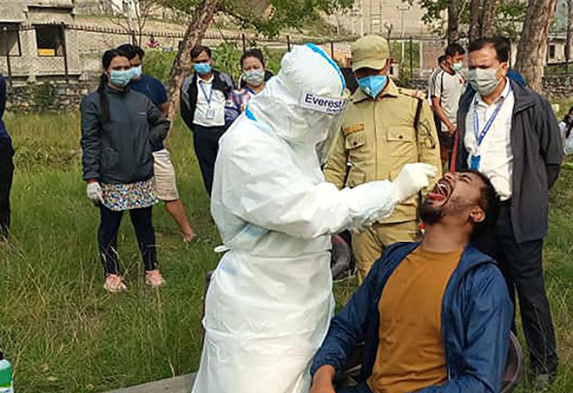 कोभिड–१९ को तेस्रो लहरको पूर्वतयारीमा जुट्न मन्त्री श्रेष्ठको निर्देशन